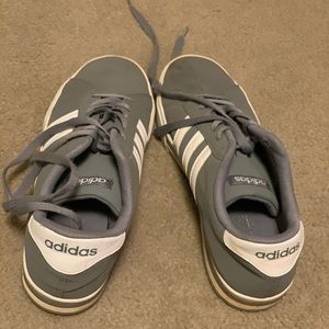 Men’s adidas sz 8.5 gray/white tennis shoes